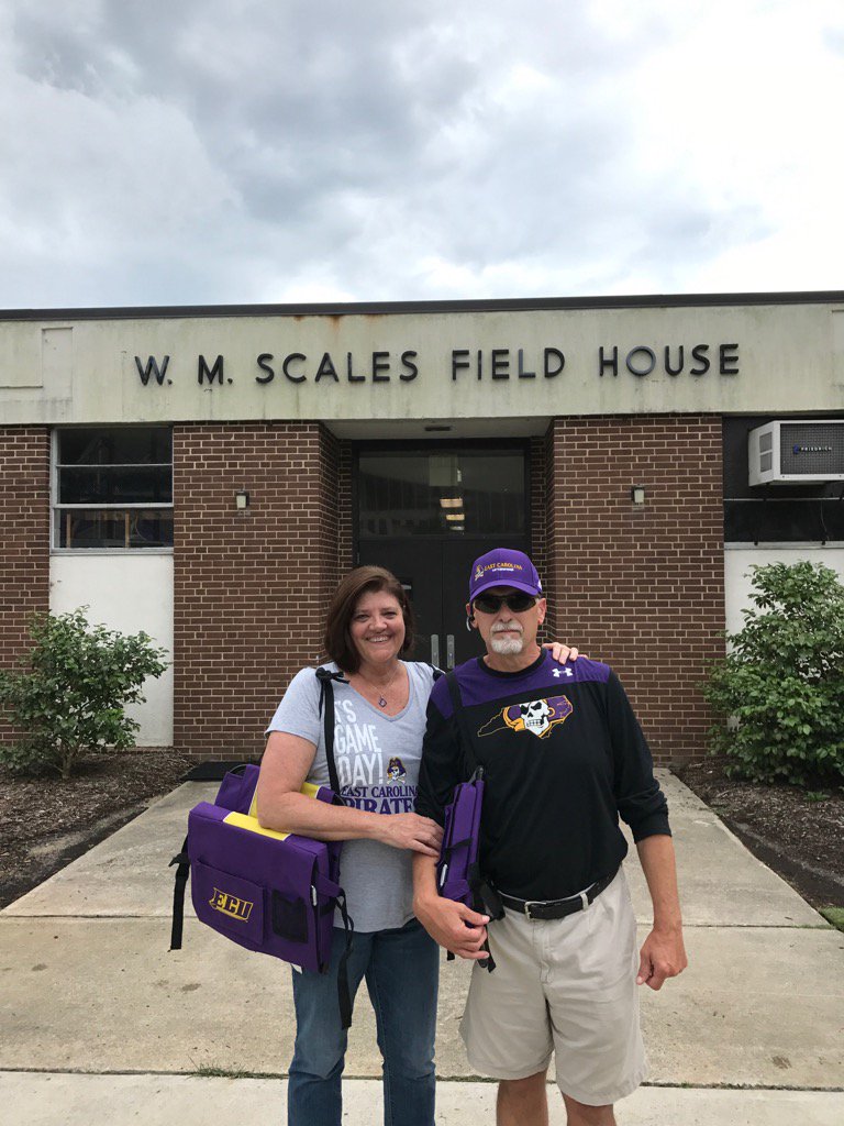 rickholliday52's tweet photo. The old fieldhouse.  The old football player and the Pom Pom girl....40 years later! https://t.co/13z3jNowzW