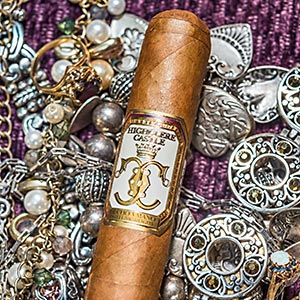CigaRSS's tweet photo. Cigar Smoke | Review: Highclere Castle – Prerelease https://t.co/7VBccXyy4W @cigarsmoke https://t.co/085p0nNzqO