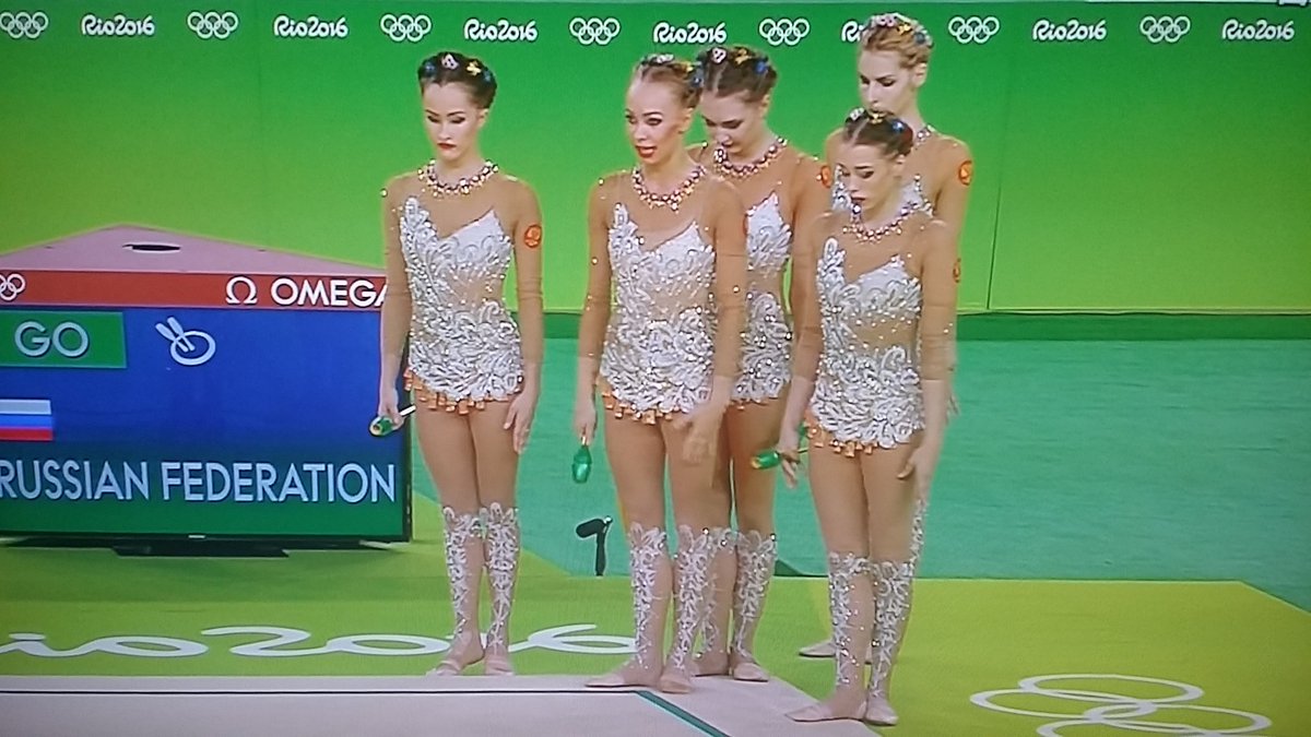 衣装愛好家 Twitter પર ロシアのリオの写真掘り出してきた 見て この髪飾り かわいすぎる ひっつめお団子頭じゃないのよ 背中の星もちゃんと写ってるし このときの2種目めはピンクのお花に 決勝では白をお召しに この抜群のハイセンスぶり おそロシア