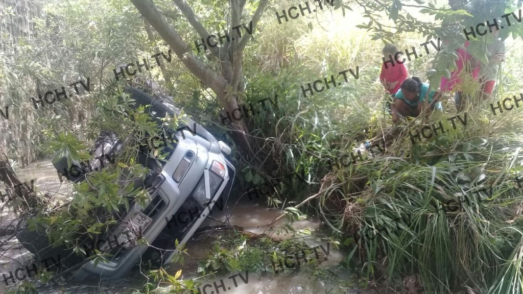 HCHTelevDigital's tweet photo. Vehículo cae en hondonada por #Rapiloco que le quitó derecho a vía cerca de col. América https://t.co/tBBaCivt18 https://t.co/rSrCxCFBCj