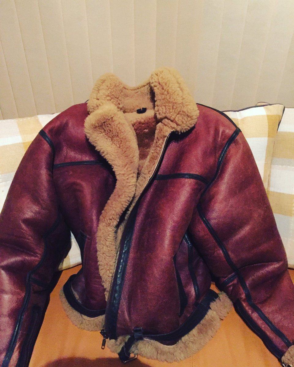 F8Mediatog's tweet image. You know it's Autumn when this makes its first appearance. #flyingjacket