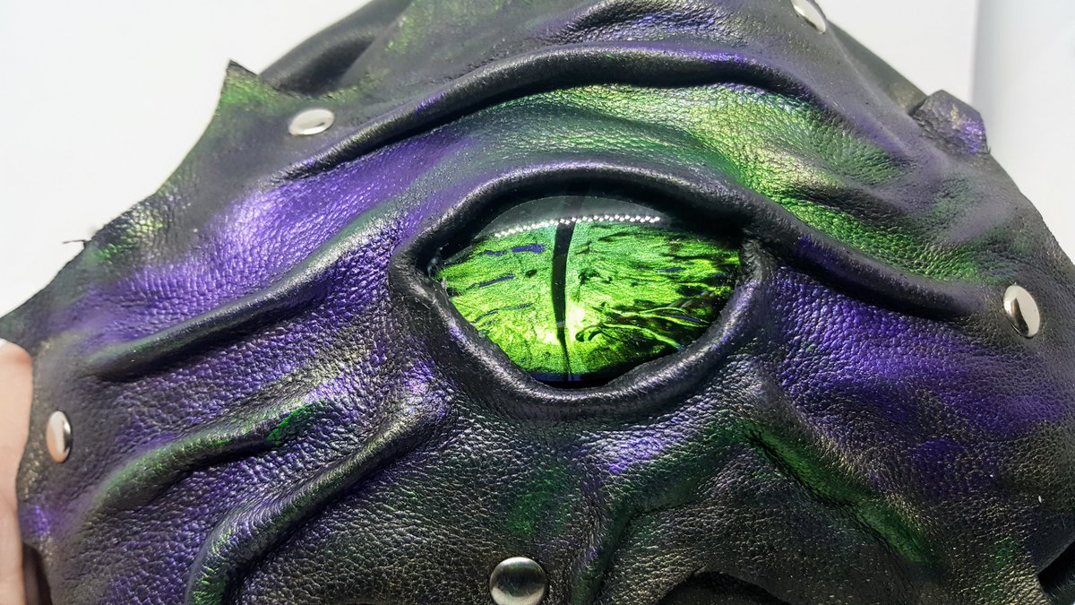 EmBraceDragons's tweet photo. A Leather Dice Bag for 150 Dice with a hand painted Glass Dragons Eye.
#dicebag #dungeonsanddragons #dice #dragons #leather #dandd #rpg https://t.co/7FWzyy1VqM