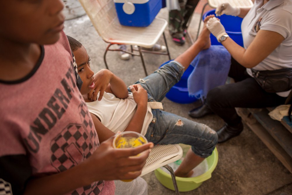 ElEvangelioC's tweet photo. Estas son las manos y los pies de gente noble y bondadosa que trabaja #PorTiVenezuela https://t.co/AGEqMM3uhy