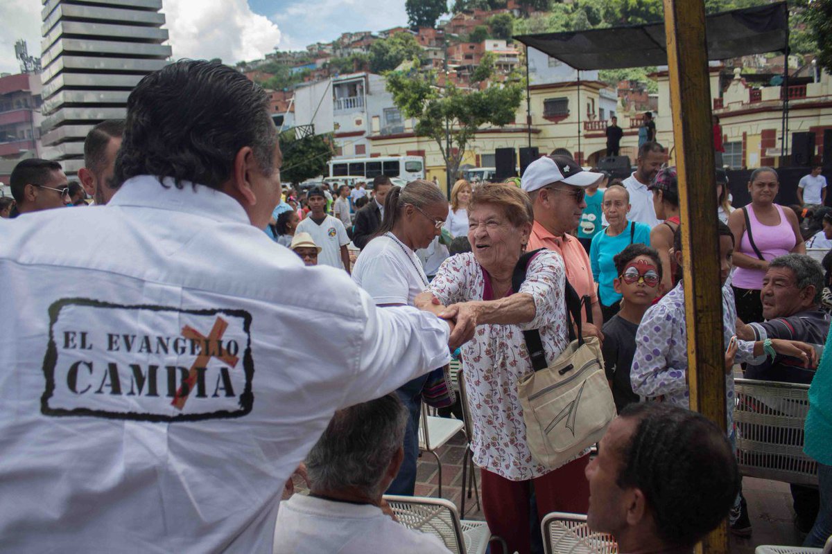 ElEvangelioC's tweet photo. Jesús es la mayor expresión del amor de Dios por la humanidad y hoy miles lo reciben con corazones abiertos. #PorTiVenezuela https://t.co/1Im77svsiM