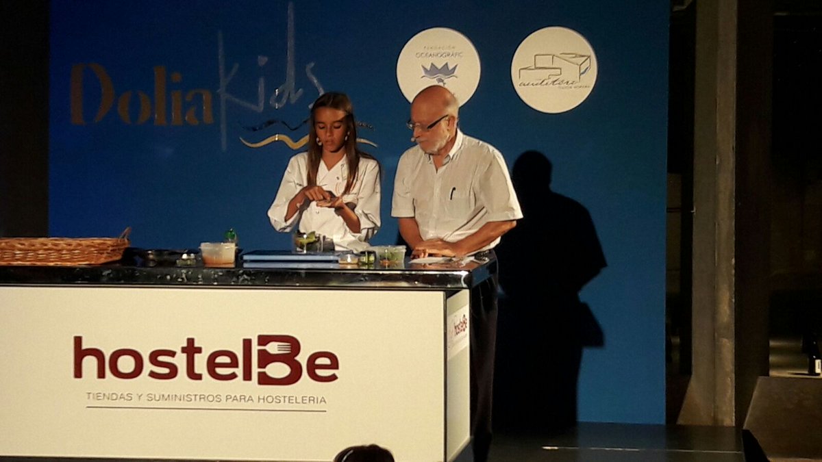 Oceanografic_vl's tweet photo. Es el turno de #ManuelToharia y @MariaQMCJ3 en #Dolia2017. https://t.co/j9RLcJ7qiR