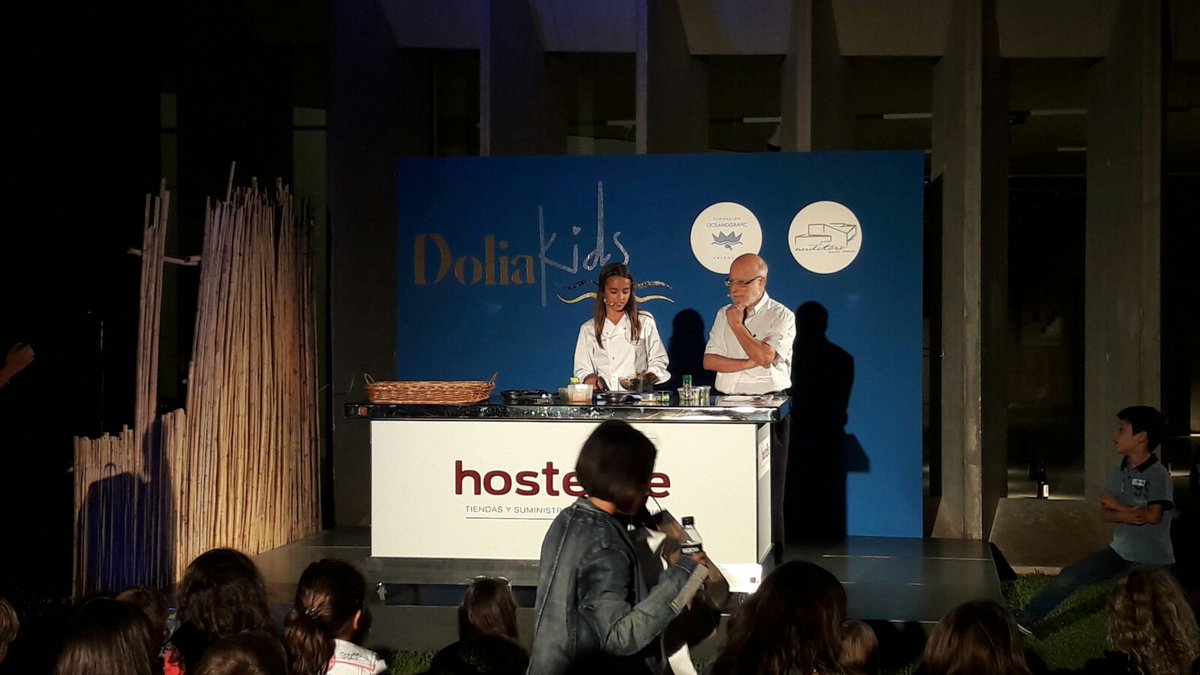 Oceanografic_vl's tweet photo. Es el turno de #ManuelToharia y @MariaQMCJ3 en #Dolia2017. https://t.co/j9RLcJ7qiR