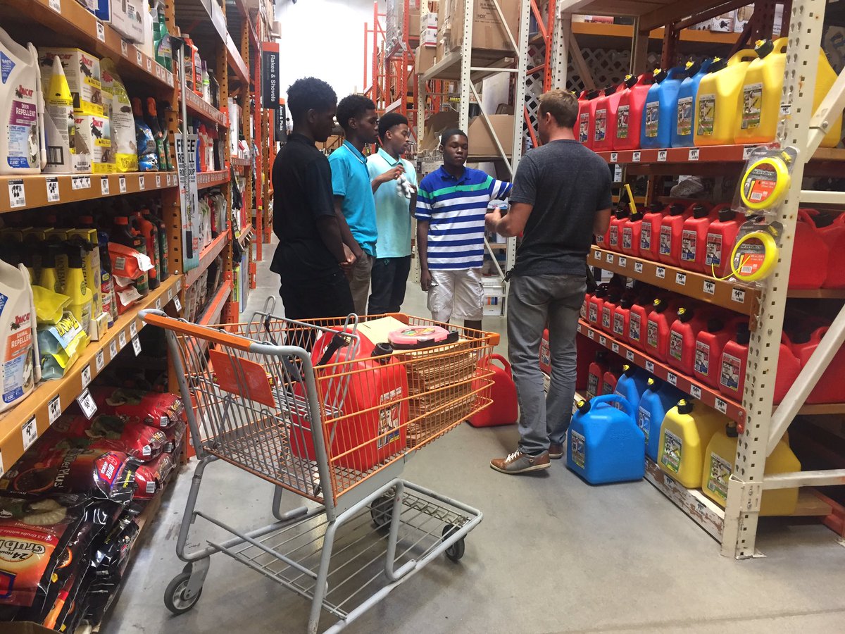 FlintSOUP's tweet photo. SNAPSHOT: Hanging out with our Southwestern SOUP winners, Supreme Lawn Care! #NEH #HomeDepot #LunchStudio #GoodboyClothing https://t.co/8rwatQLFFX