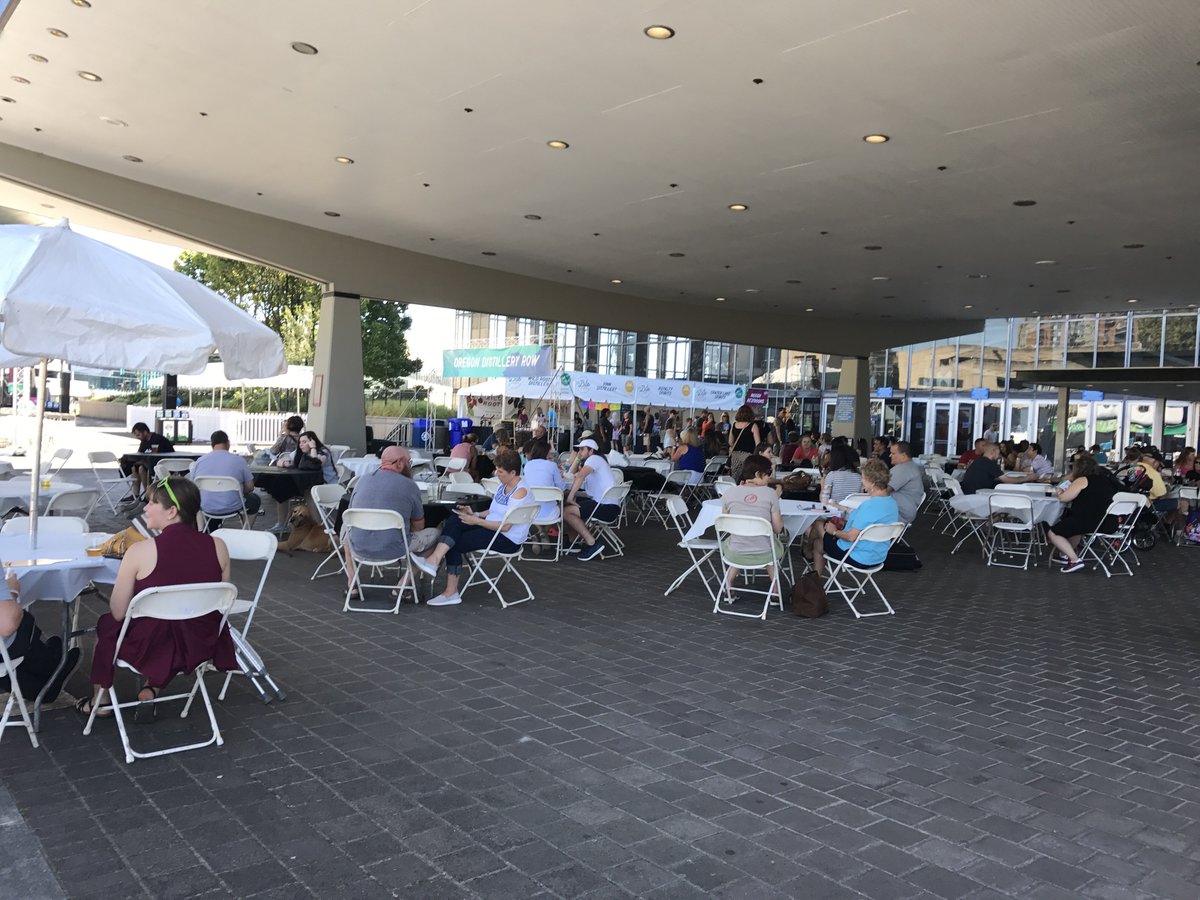 PacificPower_OR's tweet photo. Great crowd this weekend at @biteoforegon. Now to decide what delicious food to eat. We’ll try one of everything, please! #biteoforegon https://t.co/4WBEucKsKt