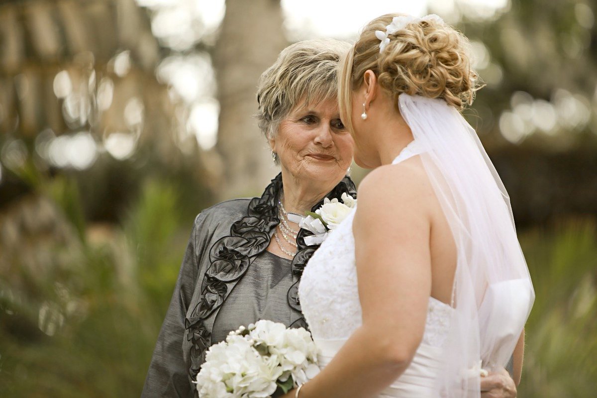 Quiendijoboda's tweet photo. ¿Y si le das un papel en tu #boda a tus #abuelos? Un baile con ellos, un brindis, una canción, llevar los anillos… #ideasQdB https://t.co/knyEmp7fbS