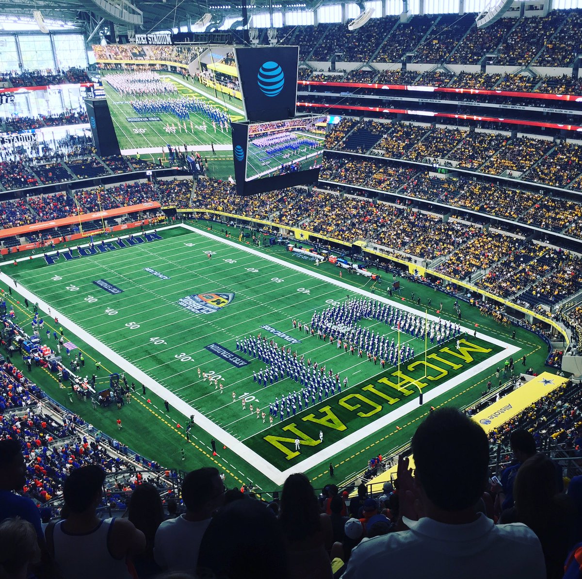 JordanWall's tweet photo. Everything in Texas really is bigger #GoGators #thehousethatJerrybuilt https://t.co/ft2NryMqSy