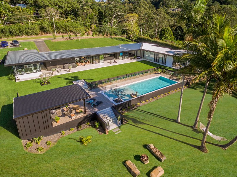 remaxLAR's tweet photo. The glass-encased landscaping is impeccable. #homedesign #uniquehomes  https://t.co/2vUPK5lAza https://t.co/xkrYtl9OQR