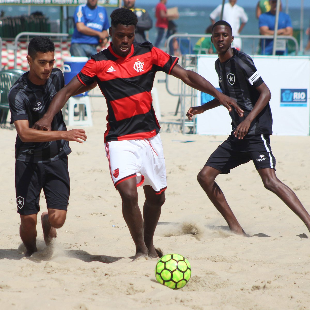 O Flamengo venceu o Botafogo por 6x4 e está na final da Copa Sul/Sudeste/Centro-Oeste Sub-20!

FINAL:
FLAMENGO x VASCO
Amanhã - 11h45 - Leme