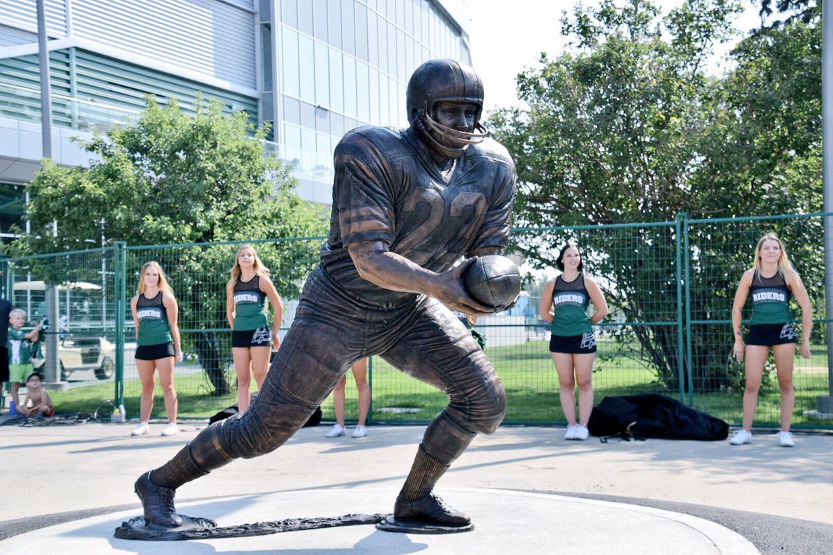 sskroughriders's tweet photo. Two old friends. Immortalized forever.

George Reed and Ron Lancaster are now permanent fixtures in the new home of #RiderPride. https://t.co/IY9WAZm40I