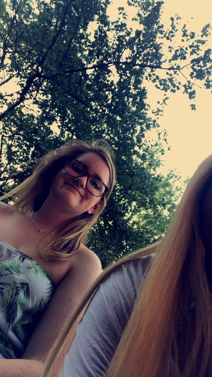 Carlyyfayee's tweet photo. HAPPY BDAY QUEEN! can't believe you're 16!! Best believe youre ab to be driving me everywhere. So glad we bonded over makeup in 7th grade😹 https://t.co/kzSEFozu3m