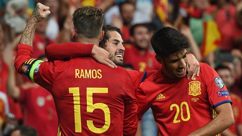 ReneRamos's tweet photo. Increíble el partido de la @Sefutbol hoy. 
Y lo de @SergioRamos... 👀🔝
📸 @GettyImages https://t.co/pl90W8wia0