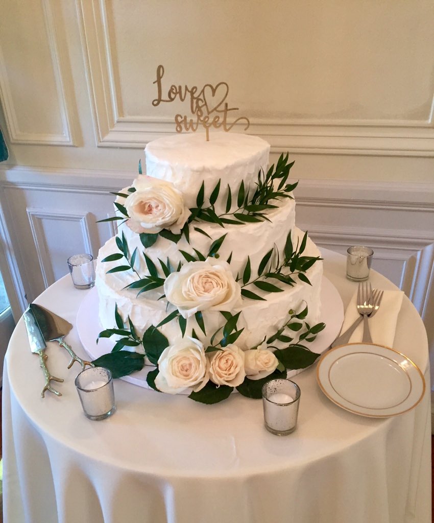 DeLuiseBakery's tweet photo. We were at a few Weddings recently ❤️❤️❤️ https://t.co/YPkBJddLHJ