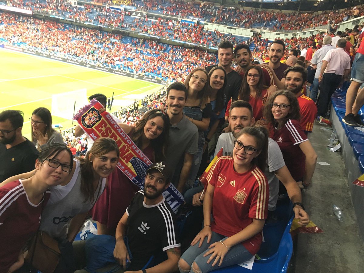 EvaMad11's tweet photo. ¡Adidas team viendo a España! 😀✌ #AdiSol #EspanaItalia https://t.co/1Kf0CzOkgg