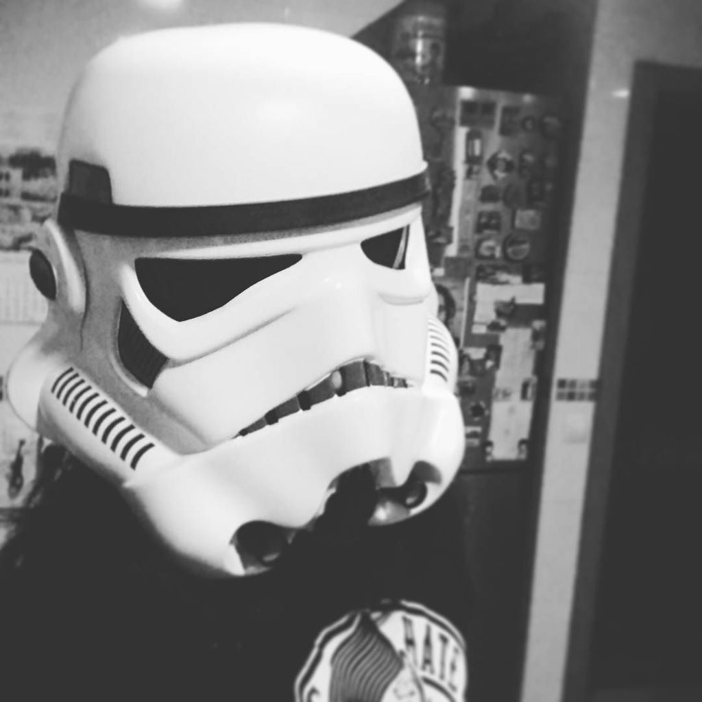 Fortesvs's tweet photo. Robando cascos de Trooper 🤘🏿Ahora entiendo por qué fallaban tanto. #NoVeoNá
#StarWars #Stormtrooper #MayTheForceB… https://t.co/ZBASaUrme5 https://t.co/R0w3UEUbsB