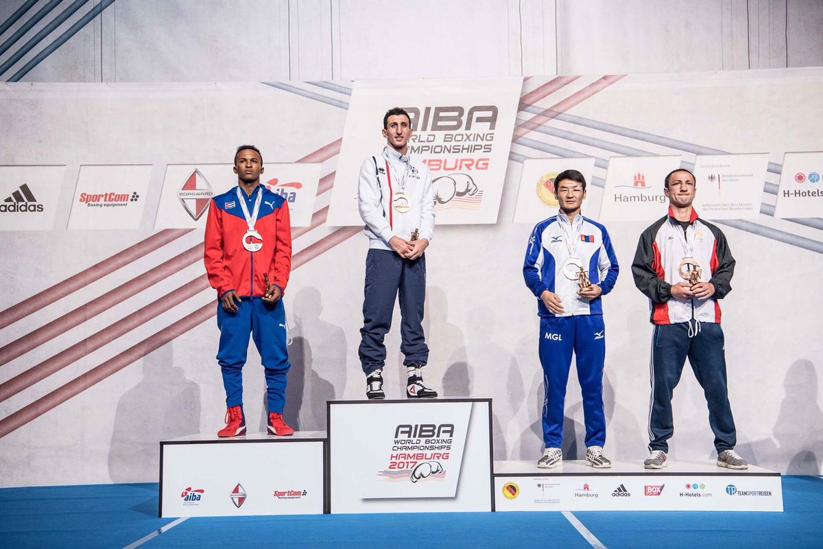 SofianeOumiha's tweet photo. Je l'ai fait!! Je suis CHAMPION DU MONDE !!! Merci à tous pour votre soutien quel bonheur.  #Patiente #Ensemble 🥇 https://t.co/GgDkncvxRn