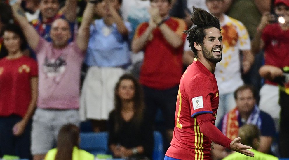 marca's tweet photo. Rusia 'ISCOming': España golea a Italia en la gran noche del madridista y compra medio billete para el Mundial https://t.co/kO3mO1zovd https://t.co/3B8wgBKJVm
