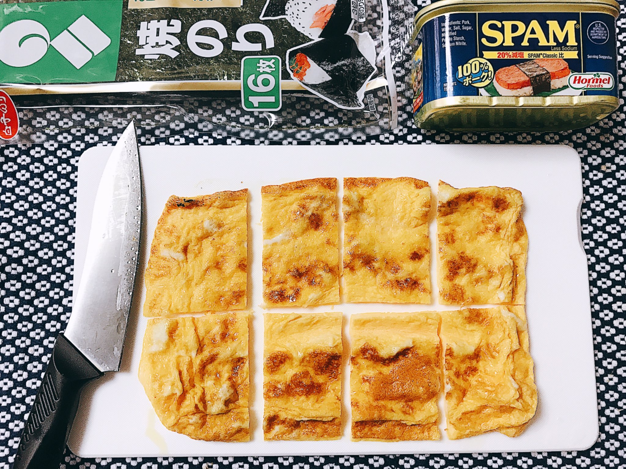 魔女っこれい スパム握り作った 沖縄出身の同僚に食べさせてもらった時 これがスパム の正しい食べ方なのか と衝撃を受けたほど美味しい スパムの缶にサランラップを敷いて ご飯 形が崩れないようにギュッと詰める 砂糖のみ入れた玉子焼き