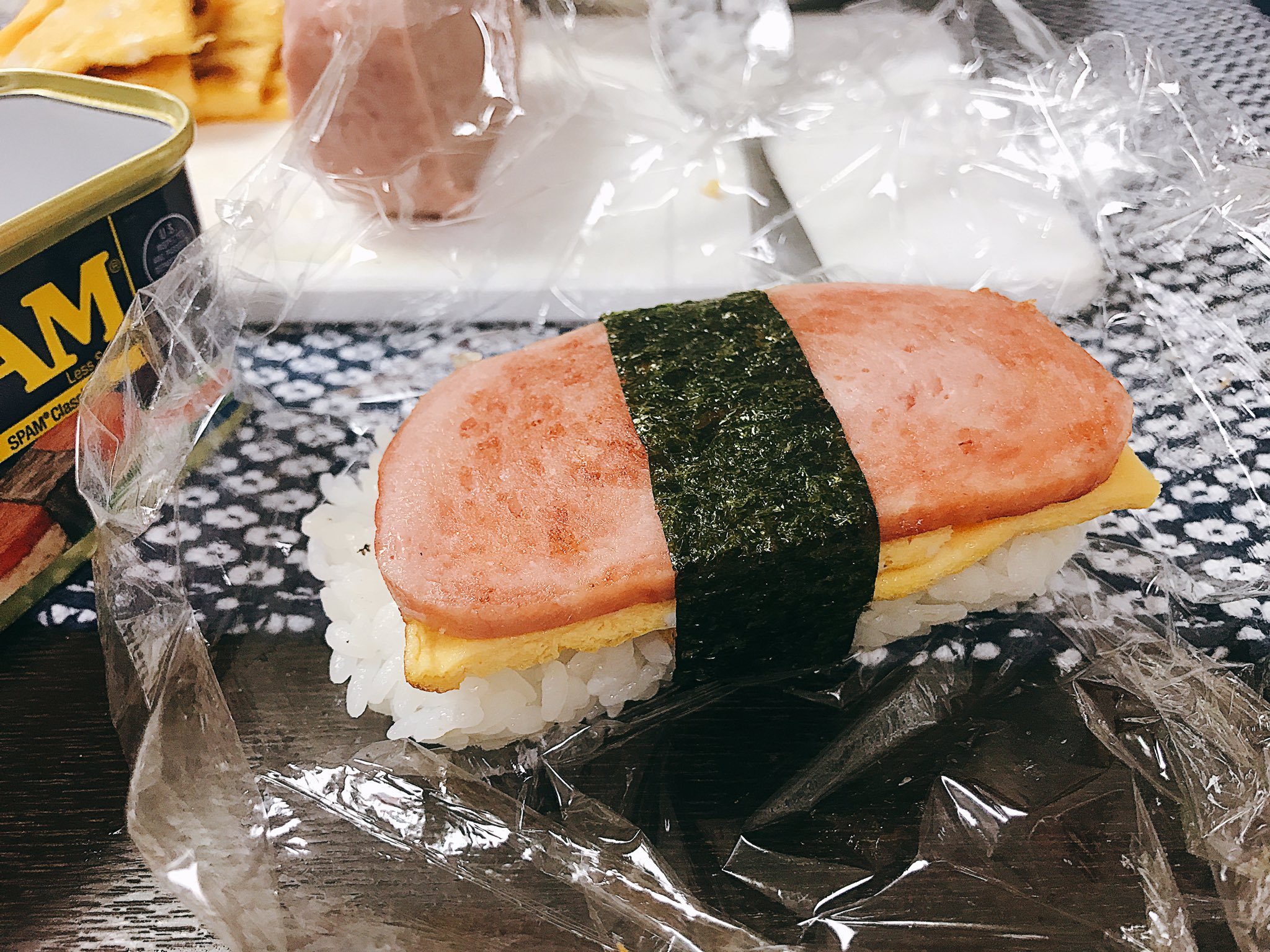 魔女っこれい スパム握り作った 沖縄出身の同僚に食べさせてもらった時 これがスパムの正しい食べ 方なのか と衝撃を受けたほど美味しい スパムの缶にサランラップを敷いて ご飯 形が崩れないようにギュッと詰める 砂糖のみ入れた玉子焼き 魔女っこれい スパム握り作った 沖縄出身の同僚に食べさせてもらった時 これがスパムの正しい食べ 方なのか と衝撃を受けたほど美味しい スパムの缶にサランラップを敷いて ご飯 形が崩れないようにギュッと詰める 砂糖のみ入れた玉子焼き