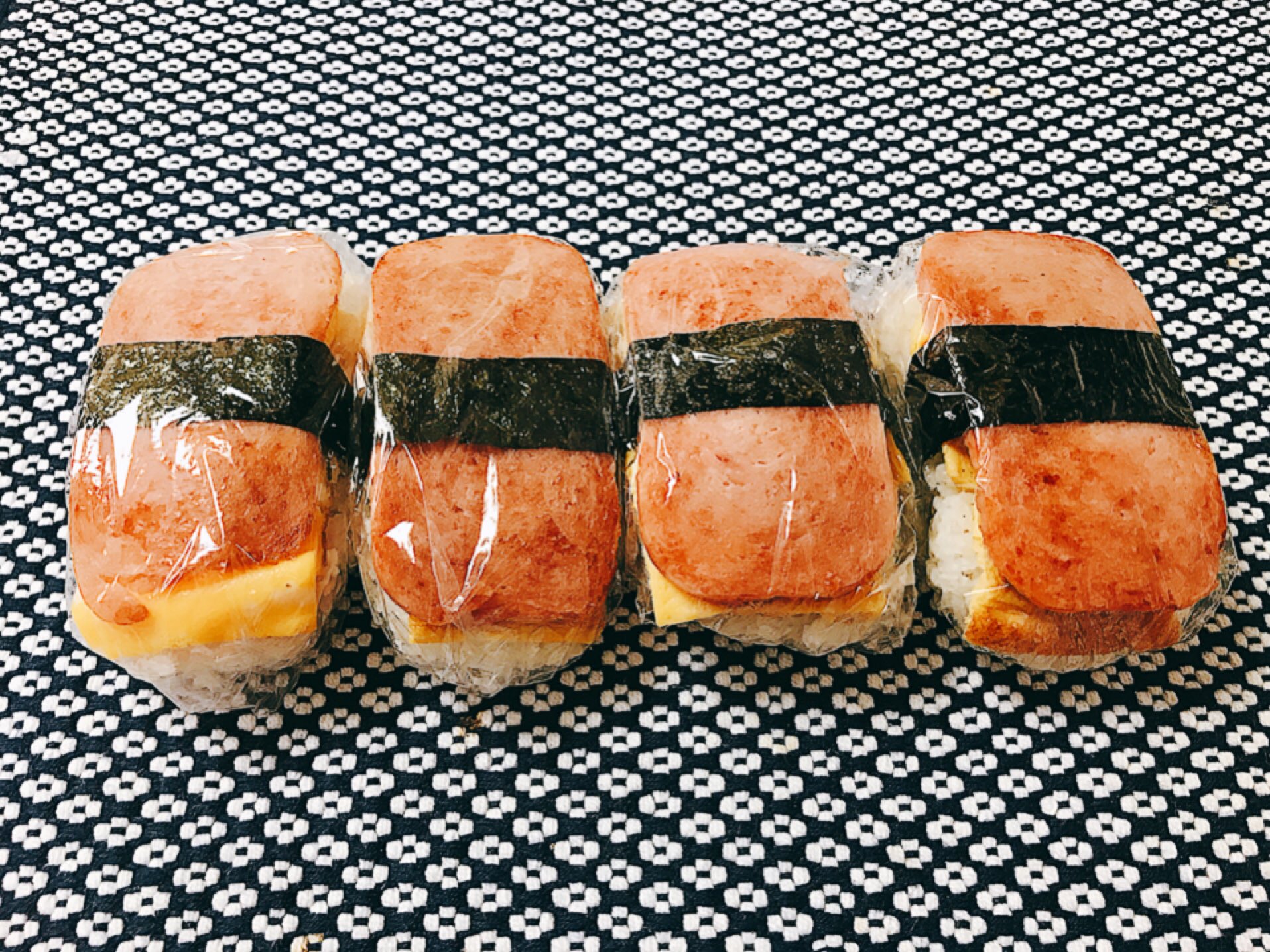 魔女っこれい スパム握り作った 沖縄出身の同僚に食べさせてもらった時 これがスパムの正しい食べ 方なのか と衝撃を受けたほど美味しい スパムの缶にサランラップを敷いて ご飯 形が崩れないようにギュッと詰める 魔女っこれい スパム握り作った 沖縄出身の同僚に食べさせてもらった時 これがスパムの正しい食べ 方なのか と衝撃を受けたほど美味しい スパムの缶にサランラップを敷いて ご飯 形が崩れないようにギュッと詰める