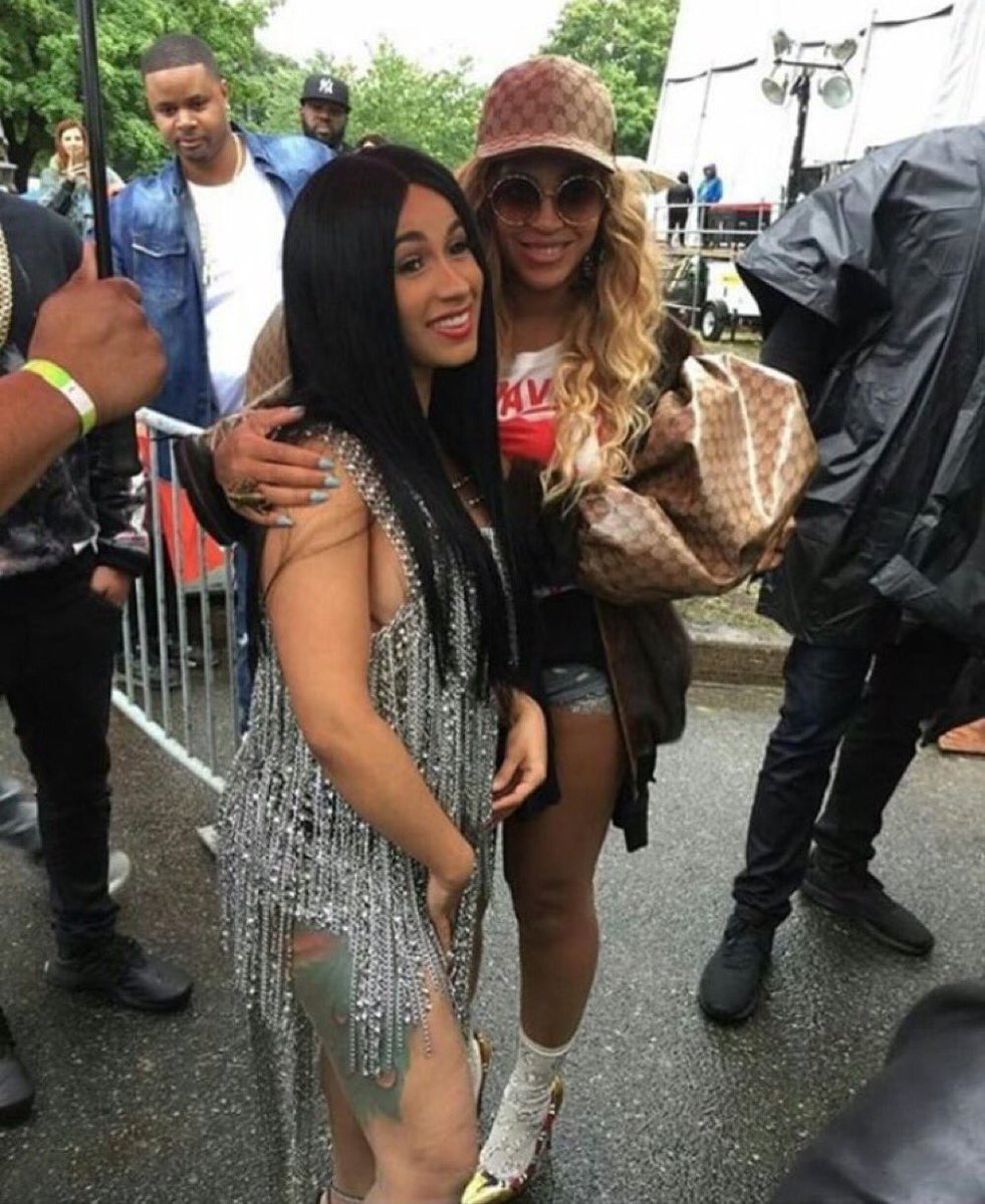 thefader's tweet photo. TWO QUEENS 👸🏽 https://t.co/9wRPFBCncK