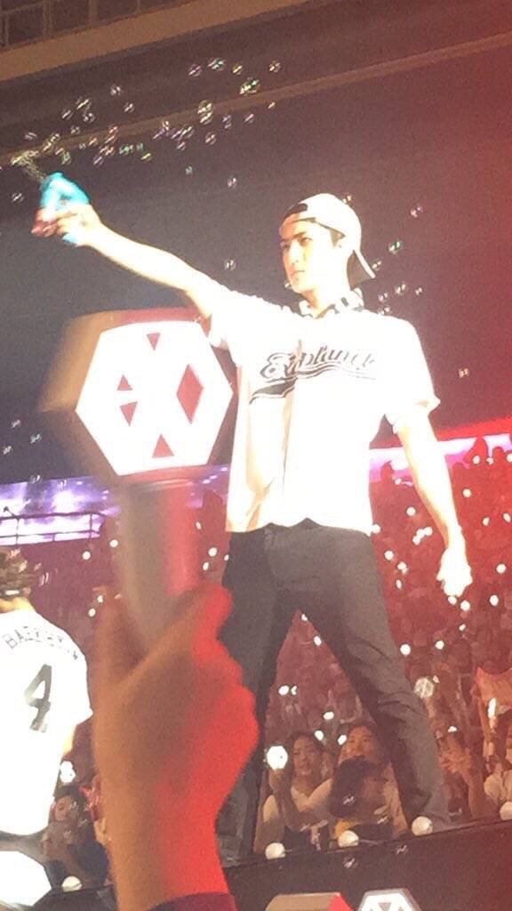 rulerofwind_sh's tweet image. the red force is shaking with sehun's gun