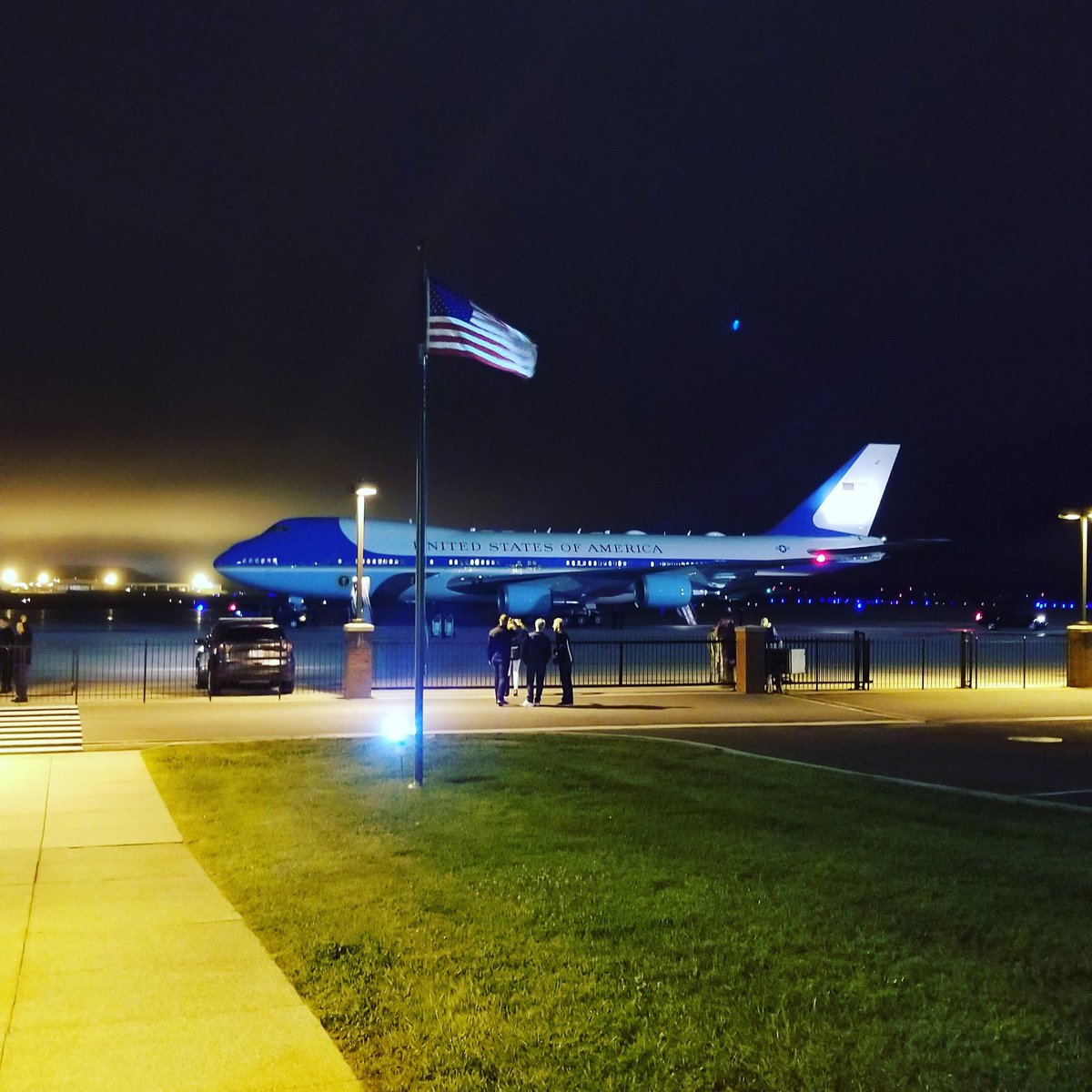 SisterSarah67's tweet photo. Watching the President and First lady land!🇺🇸 https://t.co/X2nRpCpjMh