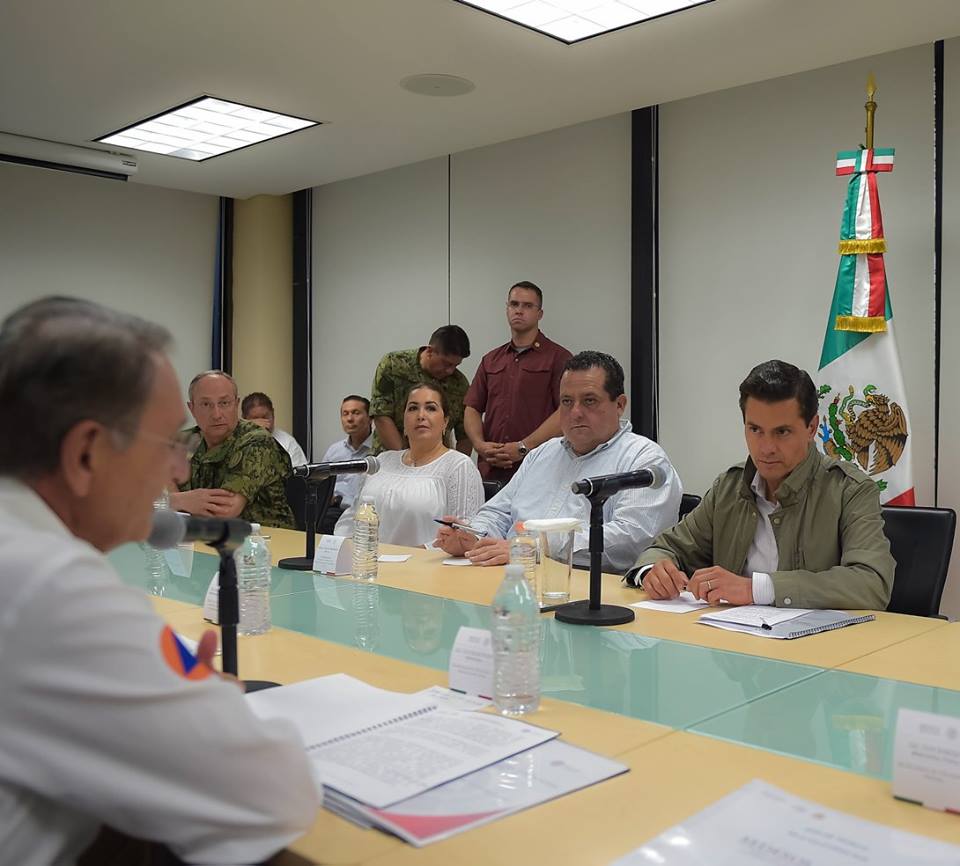 PresidenciaMX's tweet photo. El Pdte. @EPN se trasladó a BCS para coordinar las tareas de auxilio a la población en las zonas afectadas por la tormenta tropical #Lidia. https://t.co/ZrAOsdgHjm