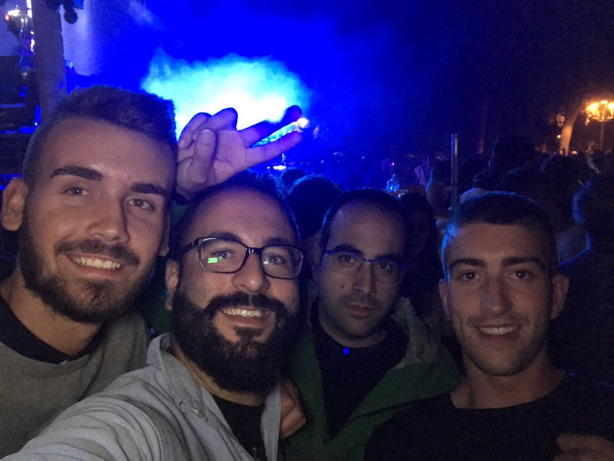 Alexrh22's tweet photo. A tope en Palencia #los40sanantolin https://t.co/LiHjBem3j1