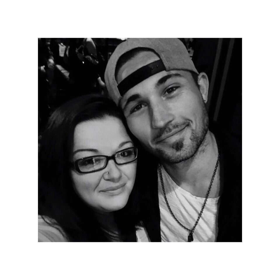 heyitsmarie39's tweet photo. I've got almost 3,000 entries in to win tickets and m&g to see @Michaelraymusic I'm having withdrawals for real 🖤 #kyX2 #ohio #cometoindy https://t.co/olfuUfw5iw