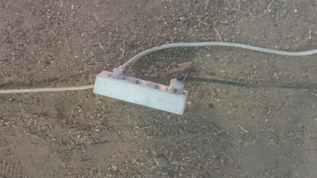 YoOpinoDeTodo's tweet photo. Así funciona el sistema eléctrico en la #FeriaDeMerida, luego hay accidentes. @ayto_merida @AlumbraPMerida https://t.co/AU4MidLqOg