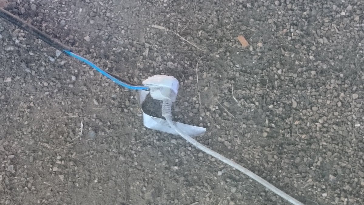 YoOpinoDeTodo's tweet photo. Así funciona el sistema eléctrico en la #FeriaDeMerida, luego hay accidentes. @ayto_merida @AlumbraPMerida https://t.co/AU4MidLqOg