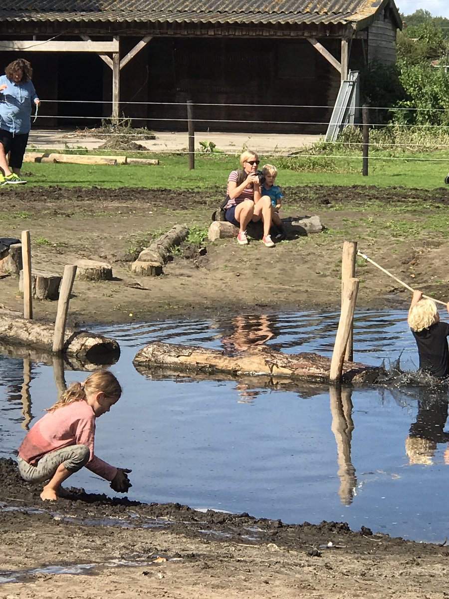 Vandaag opening van de nieuwe natuurspeeltuin, zie de kinderen genieten