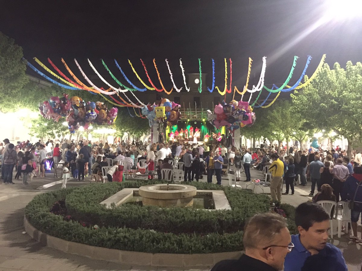 PDCSentmenat's tweet photo. La plaça de la vila fa molt goig amb la orquestre rosaleda #Sentmenat #FMS2017 #fmsentmenat https://t.co/5zpWpYvJvK