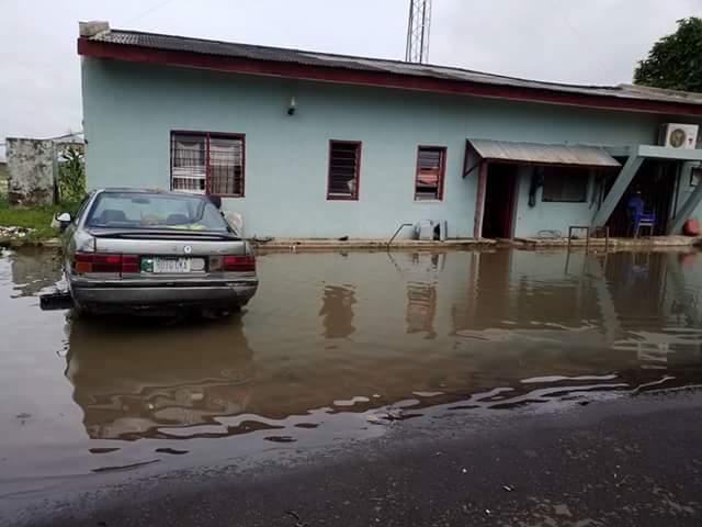 DavidMzer's tweet photo. Over 10,000 people affected by the flood in Makurdi, Benue state.The people need relief materials. 
#SaveBenue 
#VictimsNeedReliefMaterials https://t.co/G6t3G7rSOl