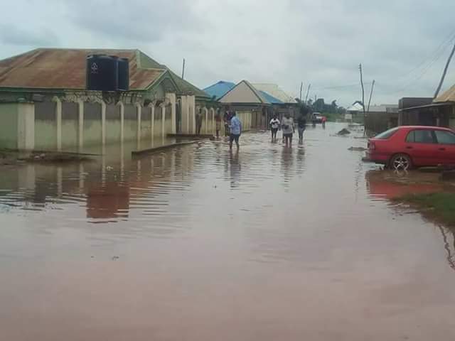 DavidMzer's tweet photo. Over 10,000 people affected by the flood in Makurdi, Benue state.The people need relief materials. 
#SaveBenue 
#VictimsNeedReliefMaterials https://t.co/G6t3G7rSOl