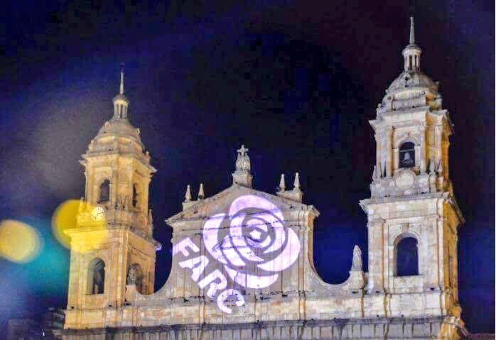 MonsMercado's tweet photo. #FARC proyectaron logo comunista en la Catedral de #Bogotá. Acto de violencia ideológica e irrespetuosa provocación. Repudio total! https://t.co/tLPnIhVvZi