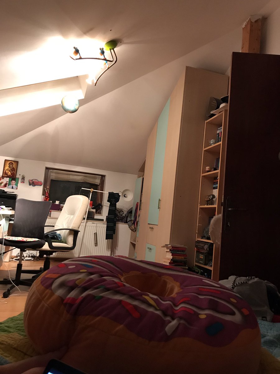 natidodOo's tweet photo. Just chillin here at my BFF, havin' a sleepover! Tired af after having a #dayatthebeach🌊☀️ gtg to sleeeeep(01:22 ) #GoT4ever #gameofthones https://t.co/S5ZydEIri8