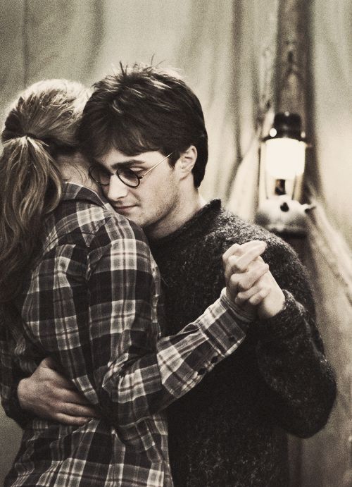 ¿A qué pareja prefieres?

RT - Ron Y Hermione
Me gusta - Harry y Hermione