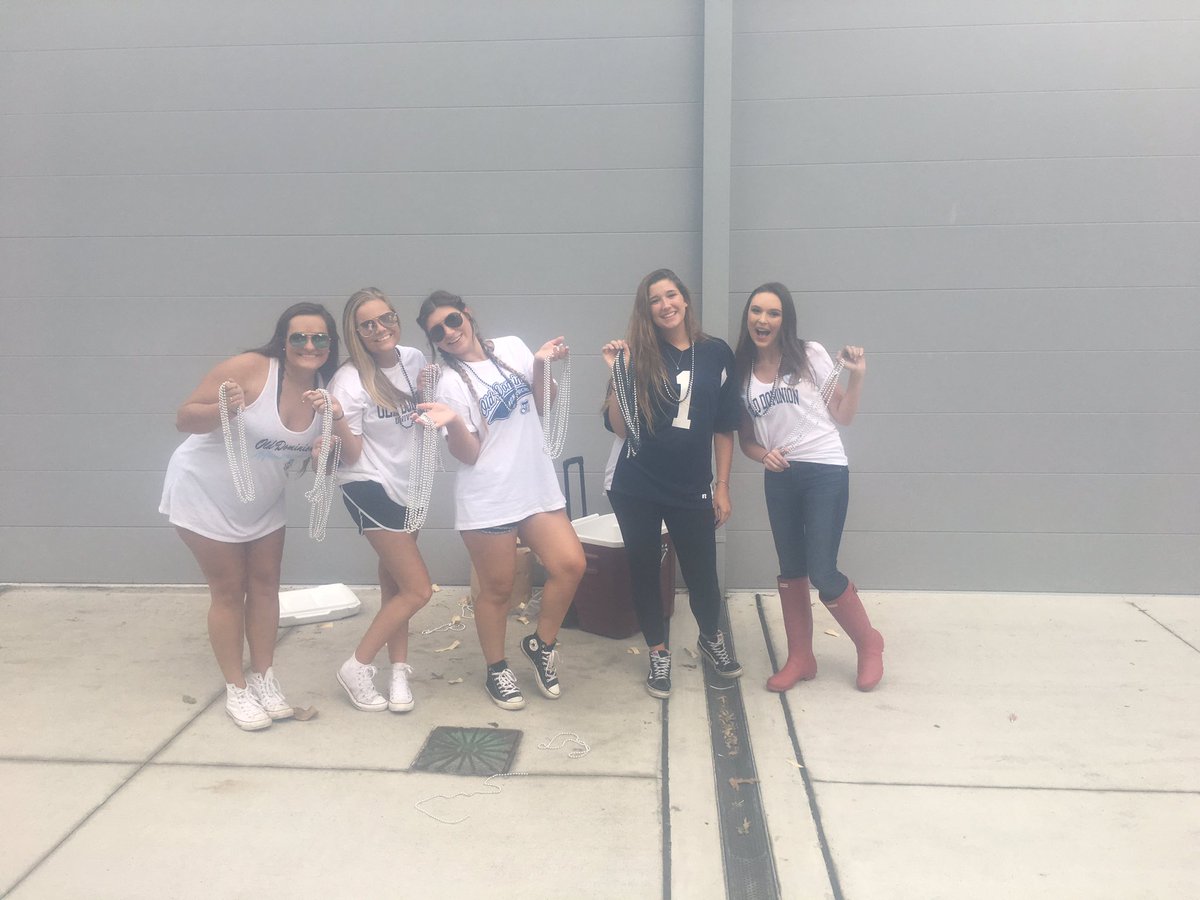 AXiD_ODU's tweet photo. We had so much fun helping the new Monarchs get their game face on &amp; stay hydrated for their first #ODUGAMEDAY! Go Big Blue! 💙🦁🏈 #XiODU https://t.co/GvFCpquJzN