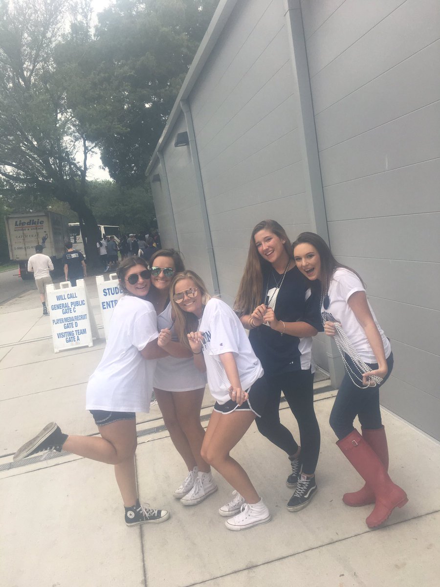 AXiD_ODU's tweet photo. We had so much fun helping the new Monarchs get their game face on &amp; stay hydrated for their first #ODUGAMEDAY! Go Big Blue! 💙🦁🏈 #XiODU https://t.co/GvFCpquJzN