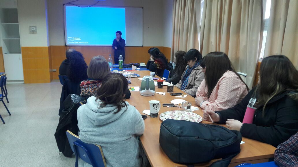 Mogaleth_Chile's tweet photo. Ayer compañerxs de #Mogaleth Osorno capacitaron sobre #IdentidadDeGénero a funcionarios de Escuela Rural Luz Isabel de Cancura @Yo_artesana https://t.co/e0HBosNUfm