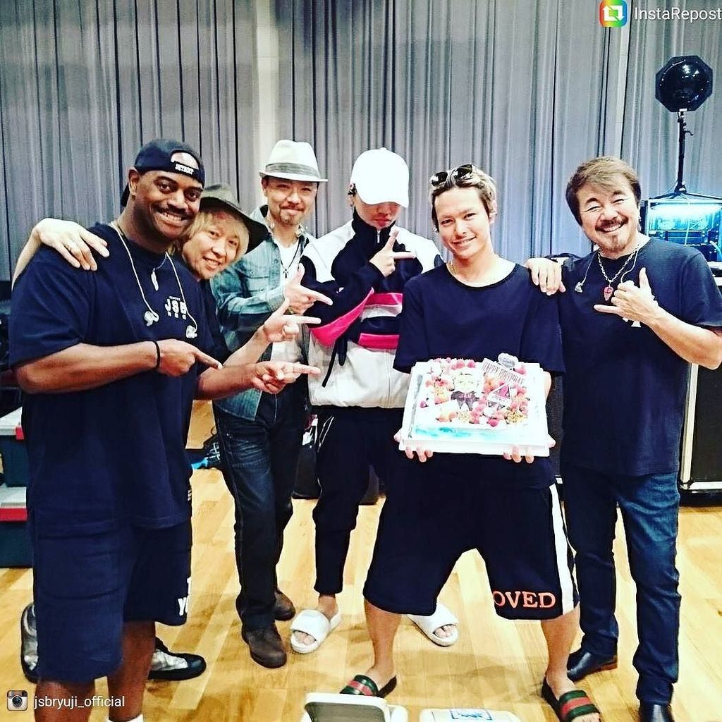 nobuk_key's tweet photo. Ryuji氏バースデイでスタジオでお祝いしました🎂 https://t.co/Dmo6gDVxxP https://t.co/JlcvBJYpO6