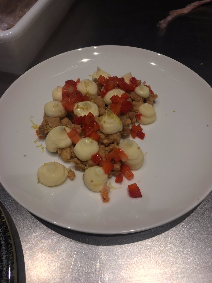 Primer servicio en La Niña de mis ojos con #Sobresaliente clientes felices y platos que volvian vacíos eso es #Felicidad #Asesoramiento