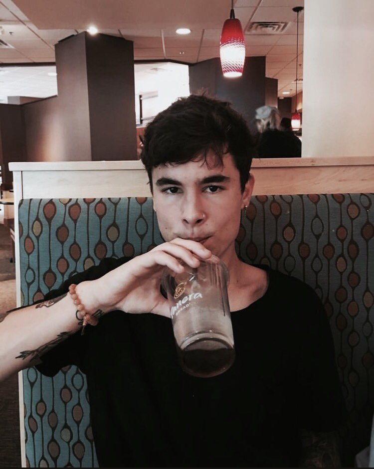 Happy birthday to the most handsome, caring, and loving boy in the entire world ! i love you kian lawley.  