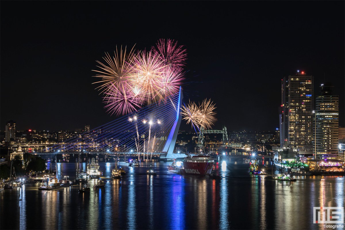 Het #vuurwerk @Wereldhavendg #werelds #wereldhavendagen <a href="/EdAldus/">Ed Aldus</a> <a href="/FonsMaasTW/">Fons Maas</a> <a href="/rottergram/">Rottergram</a> <a href="/HavenNieuwsRTM/">🄷🄰🅅🄴🄽🄵🄾🅃🄾🅂.🄽🄻</a> <a href="/Erasmusbrug010/">@Erasmusbrug010</a> <a href="/CanonNederland/">Canon Nederland</a>