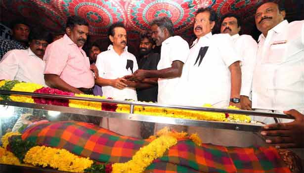 maalaimalar's tweet photo. நீட் தேர���வினால் பலியான அனிதாவின் உடல் தகனம் செய்யப்பட்டது - ஆயிரக்கணக்கானோர் அஞ்சலி
https://t.co/4LOkZJsbKs
#NEETkilledAnitha #bodycremated https://t.co/tWVRPEfUZl